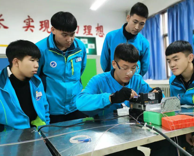 多元化的课程设置破解学用脱节经过深度的校企合作打通人才培育壁垒 多元化的课程设置破解学用脱节经过深度的校企合作打通人才培育壁垒